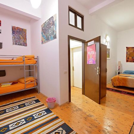 Mi Casa Es Tu Casa - Shkodra Backpackers Hostel ภายนอก รูปภาพ